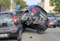 Κρήτη: Αυτοκίνητο «σκαρφάλωσε» σε σταθμευμένο ΙΧ