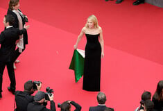 Φεστιβάλ Καννών: Η Κέιτ Μπλάνσετ εμφανίστηκε με φόρεμα που είχε τα χρώματα της σημαίας της Παλαιστίνης