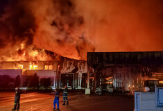 Λαμία: Συνεχίζονται οι έρευνες για τη φωτιά στο εργοστάσιο που εμπλέκεται στην τροφική δηλητηρίαση μαθητών