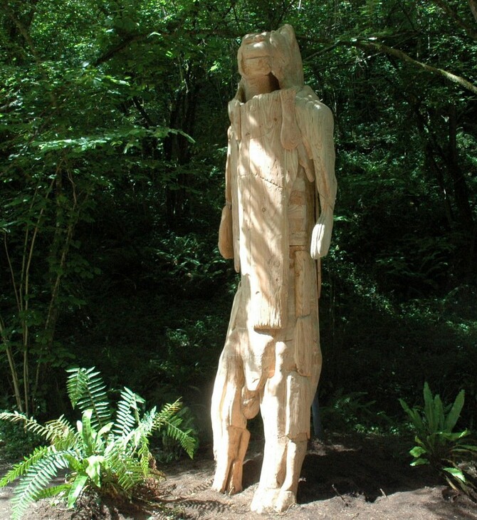 Γάλλος καλλιτέχνης πέρασε μια εβδομάδα κλεισμένος μέσα σε ένα τεράστιο ξύλινο άγαλμα