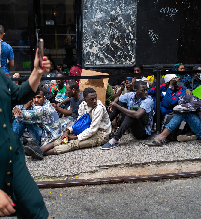 Χάος στη Νέα Υόρκη- Μετανάστες κοιμούνται στα πεζοδρόμια έξω από ξενοδοχείο