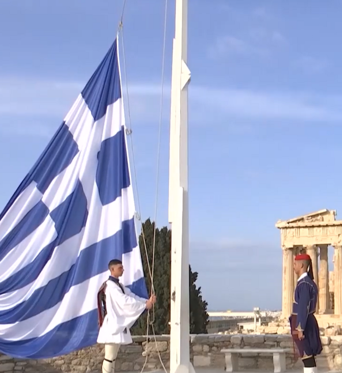 25η Μαρτίου: Δέος στην έπαρση της σημαίας στον Ιερό Βράχο της Ακρόπολης