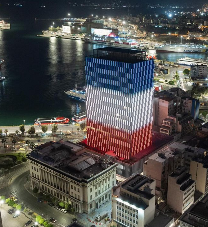 Ολυμπιακή Φλόγα: Στα χρώματα της Γαλλίας ο Πύργος του Πειραιά