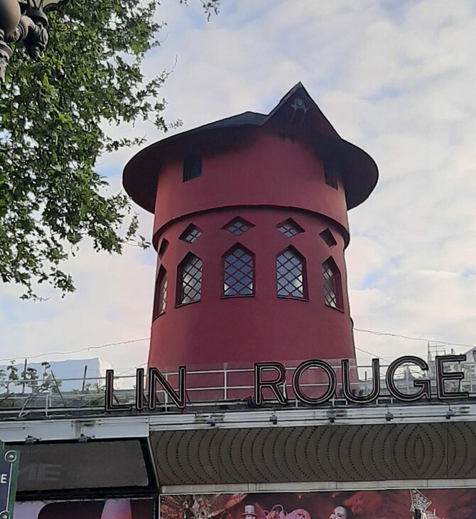 Παρίσι: Έπεσαν τα φτερά του Moulin Rouge – Άγνωστη η αιτία