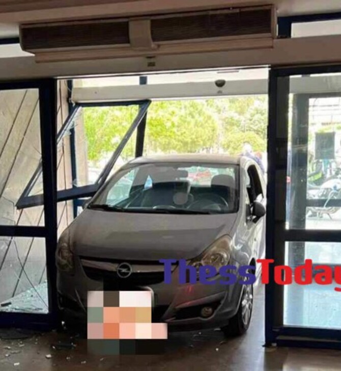 Θεσσαλονίκη: Αυτοκίνητο μπήκε μέσα στη τζαμαρία του Ιπποκράτειου