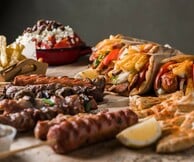 Το Street Souvlaki Κολοκοτρώνη 30 προσφέρει ξεχωριστή γευστική εμπειρία για την Τσικνοπέμπτη