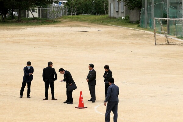 Ιαπωνία: Παράθυρο αμερικανικού ελικοπτέρου έπεσε στο προαύλιο σχολείου - Τραυματίστηκε ένας μαθητής