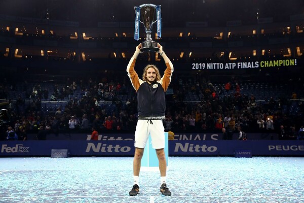 Στέφανος Τσιτσιπάς: Ο «βασιλιάς» του Λονδίνου πανηγυρίζει με την κούπα της κορυφής στο ATP Finals