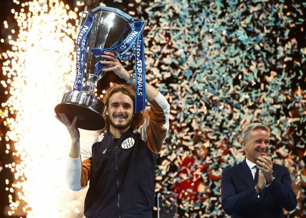 Στέφανος Τσιτσιπάς: Ο «βασιλιάς» του Λονδίνου πανηγυρίζει με την κούπα της κορυφής στο ATP Finals