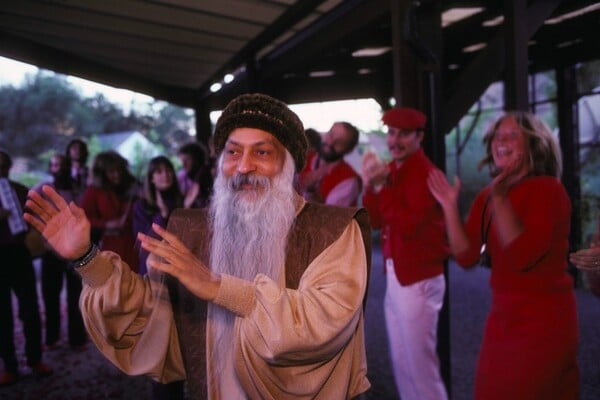 Wild Wild Country: Ένα ντοκιμαντέρ του netflix φέρνει ξανά στο προσκήνιο τον πιο αμφιλεγόμενο πνευματικό - θρησκευτικό ηγέτη