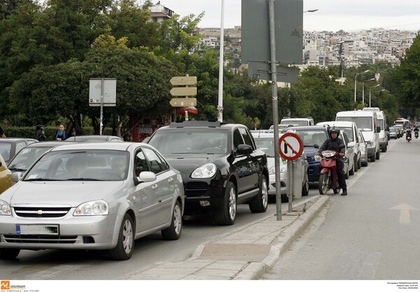 Θεσσαλονίκη: Επιχείρηση «σκούπα» για τα παράνομα παρκαρισμένα - Εκατοντάδες κλήσεις