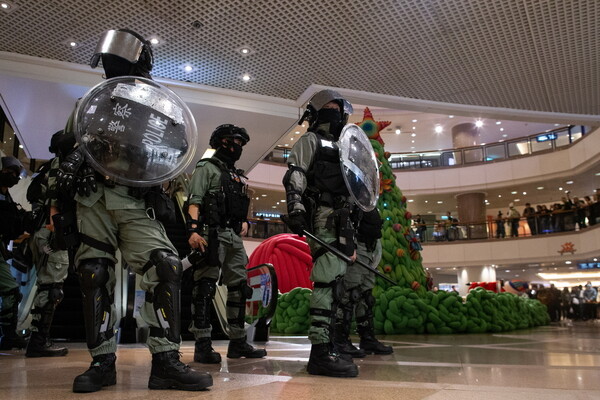 Χονγκ Κονγκ: «Δεν έχει σημασία αν είναι Χριστούγεννα» - Πορείες στα στολισμένα εμπορικά κέντρα