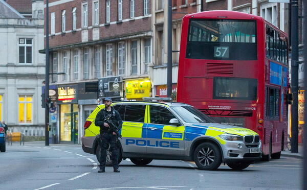 Τρομοκρατική επίθεση στο Λονδίνο: Τουλάχιστον 2 τραυματίες, νεκρός ο δράστης