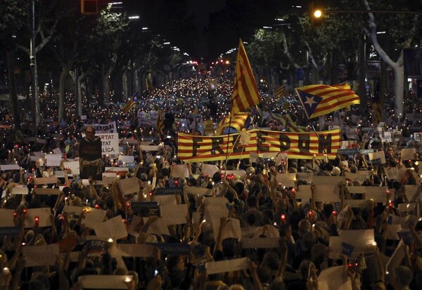 «Ειρηνική αντίσταση» απέναντι στη Μαδρίτη ζητά η Καταλανική Εθνική Συνέλευση
