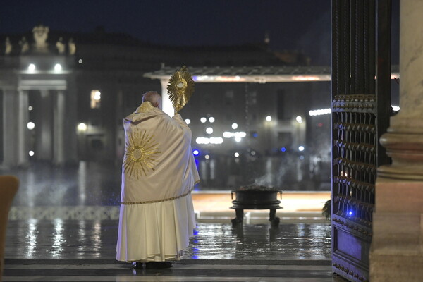 Ο Πάπας προσευχήθηκε στην έρημη πλατεία του Αγίου Πέτρου: «Μεγάλο σκότος κάλυψε τις πόλεις μας»