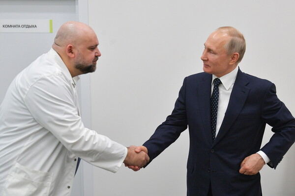 Ρωσία: Θετικός στον κορωνοϊό γιατρός που συνάντησε τον Πούτιν