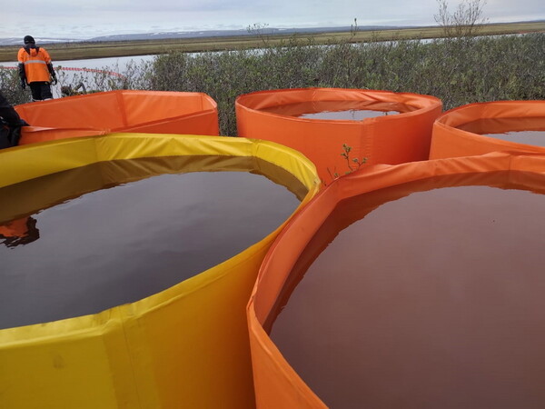 Χιλιάδες τόνοι πετρελαίου στον Αρκτικό Κύκλο: Τα φράγματα «αδυνατούν» να περιορίσουν την καταστροφή