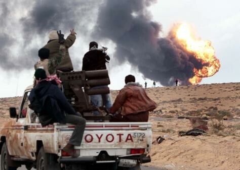 Βομβαρδίζουν την γενέθλια γη του Καντάφι