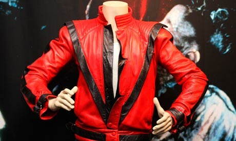 Το μπουφάν από το Thriller του Michael Jackson πωλήθηκε σε δημοπρασία για 1,8 εκατ. δολλάρια.