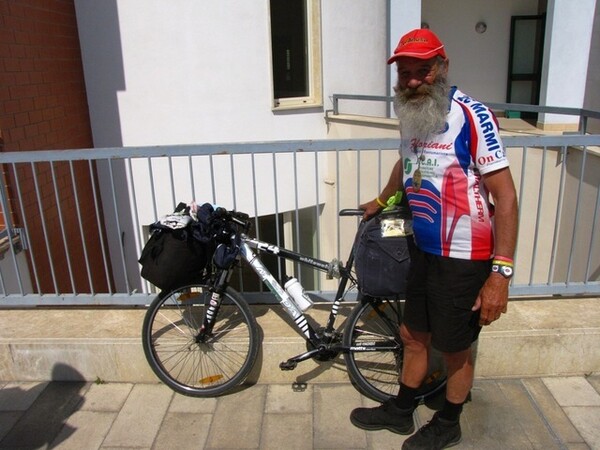 Ταξίδευε 22 χρόνια για να μπει στο Γκίνες, του έκλεψαν το ποδήλατο στην Ελλάδα!