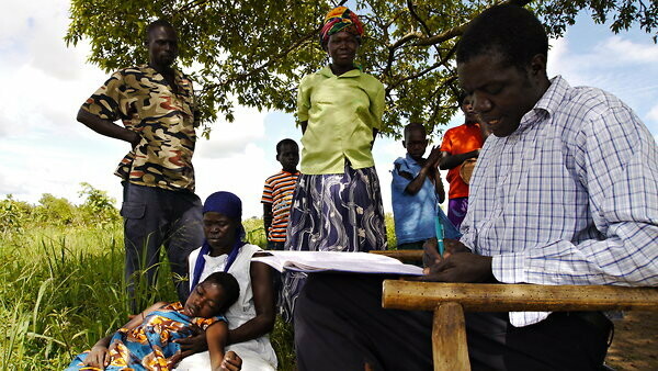 Απελπισμένοι Ουγκαντέζοι πηγαίνουν σε θεραπευτές