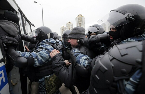 Ρωσία: Συλλήψεις εκατοντάδων διαδηλωτών κατά του Πούτιν