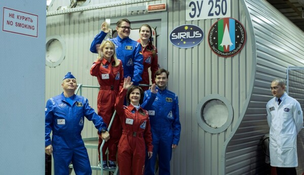 Οι Ρώσοι απομόνωσαν σε μια κάψουλα έξι ανθρώπους για ένα πείραμα εξομοίωσης πτήσης στη Σελήνη