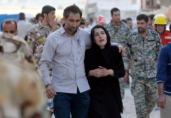 Το Ιράν σταματά να ψάχνει για ζωντανούς στα συντρίμμια- 450 οι νεκροί από το σεισμό