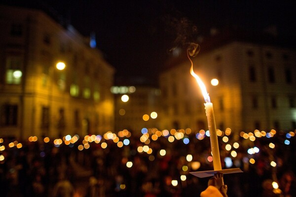 «Αλυσίδα φωτός» από χιλιάδες διαδηλωτές στη Βιέννη ενάντια στην ακροδεξιά