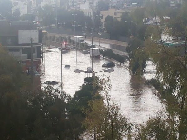 Χάος μέσα σε λίγα λεπτά στο Κερατσίνι - Παρασύρθηκαν αυτοκίνητα και οι δρόμοι έγιναν ποτάμια