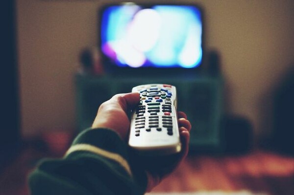 Η πολλή τηλεόραση αυξάνει τον κίνδυνο φλεβικής θρόμβωσης, ακόμη και αν ασκούμαστε