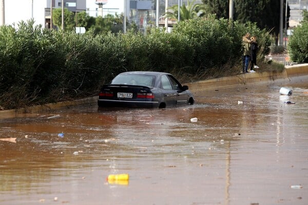 Εικόνες καταστροφής - Η Μάνδρα βυθισμένη στη λάσπη και το νερό