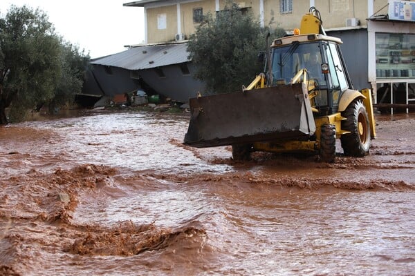 Εικόνες καταστροφής - Η Μάνδρα βυθισμένη στη λάσπη και το νερό