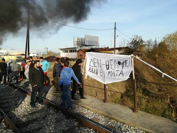 Ένταση στη Λάρισα: Κάτοικοι έκαναν κατάληψη στις σιδηροδρομικές γραμμές