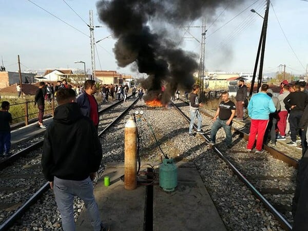 Ένταση στη Λάρισα: Κάτοικοι έκαναν κατάληψη στις σιδηροδρομικές γραμμές