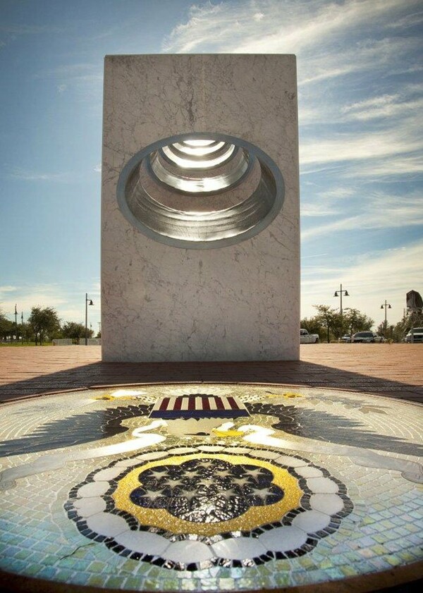 Μια φορά το χρόνο, στις 11/11 και ώρα 11:11 το πρωί ο ήλιος «ευθυγραμμίζεται» και φωτίζει τέλεια αυτό το μνημείο