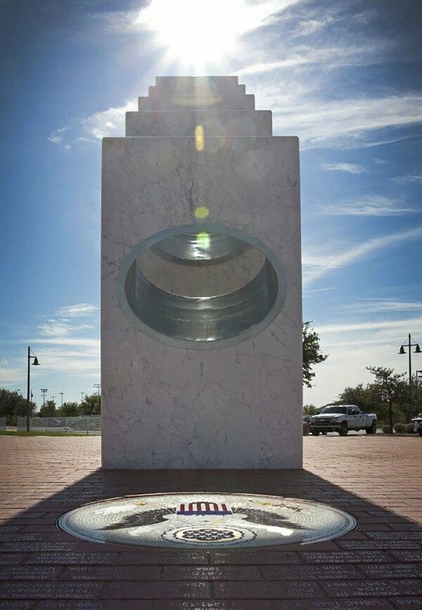 Μια φορά το χρόνο, στις 11/11 και ώρα 11:11 το πρωί ο ήλιος «ευθυγραμμίζεται» και φωτίζει τέλεια αυτό το μνημείο