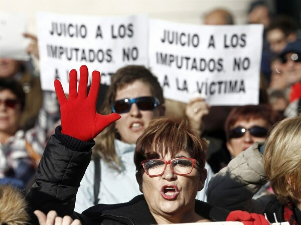 Σοκαρισμένη η Ισπανία από τις αποκαλύψεις στη δίκη 5 ανδρών για τον ομαδικό βιασμό 18χρονης