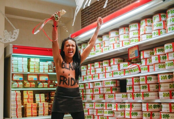 Γυμνόστηθη Femen διαμαρτυρήθηκε κατά της Black Friday σε ζαχαροπλαστείο