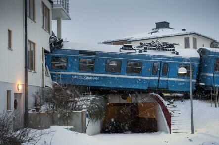 Σουηδία: Καθαρίστρια οδήγησε τραίνο και το έριξε πάνω σε σπίτι