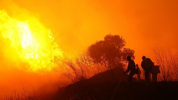 Εξακολουθούν να μαίνονται οι πυρκαγιές στα γαλλο-ισπανικά σύνορα