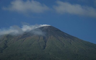 Ξύπνησε το ηφαίστειο Gamalama της Ινδονησίας