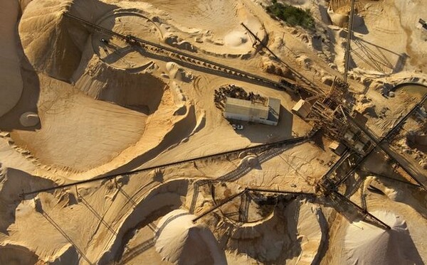 Le Figaro: «Ο ορυκτός πλούτος θα σας βγάλει από την κρίση»
