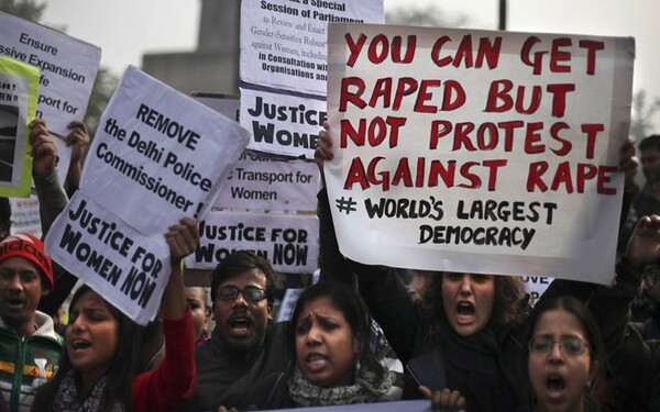 Πέθανε τελικά η γυναίκα θύμα ομαδικού βιασμού στην Ινδία
