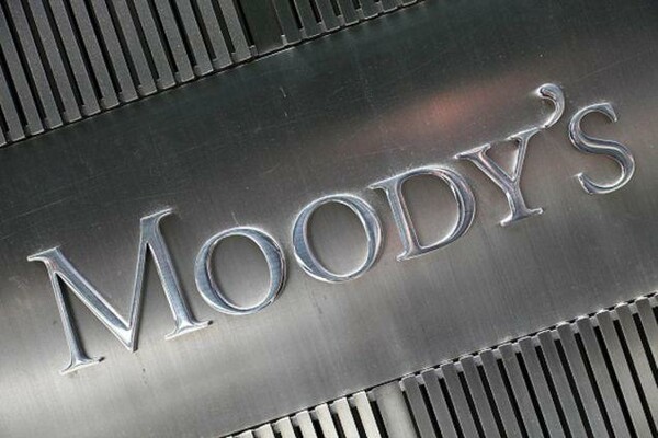 Moody’s: «Ακόμη μη βιώσιμο το ελληνικό χρέος»
