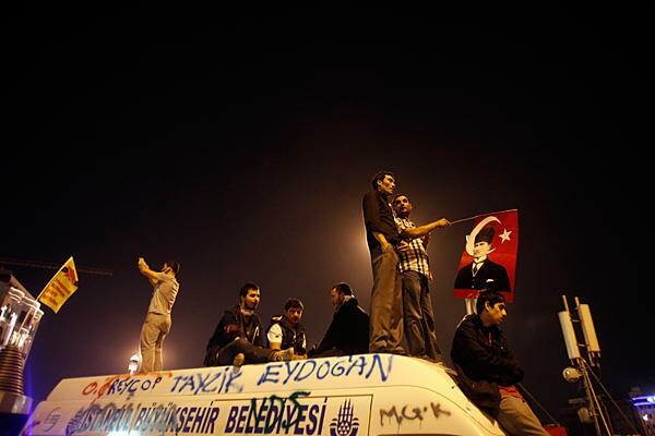 Mουσουλμάνοι ακτιβιστές στο πλευρό των διαδηλωτών στην Τουρκία