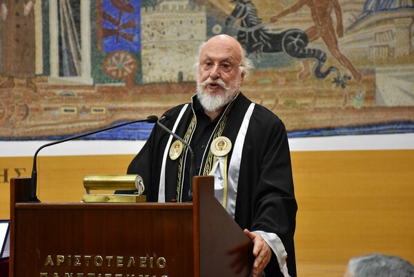 Ο Διονύσης Σαββόπουλος έγινε επίτιμος διδάκτορας στο ΑΠΘ