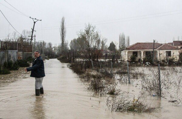 Ένας νεκρός και σημαντικές ζημιές από τις πλημμύρες στην Αλβανία