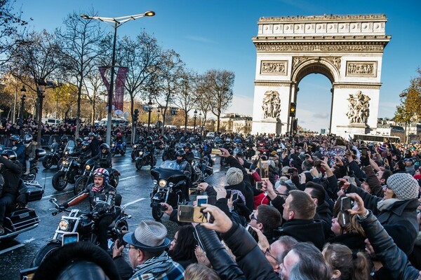Η «ροκ» κηδεία του θρυλικού Τζόνι Χαλιντέι στο Παρίσι - Χιλιάδες κόσμου στο τελευταίο αντίο