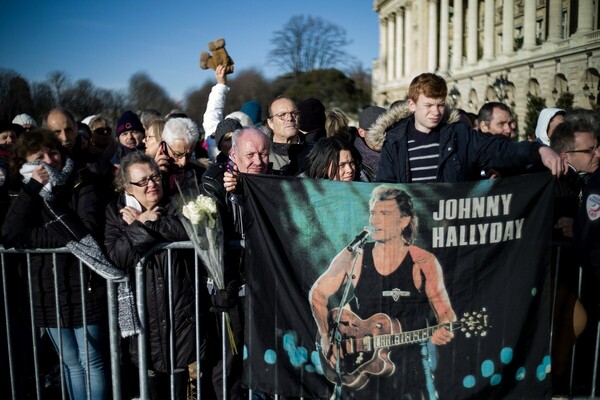 Η «ροκ» κηδεία του θρυλικού Τζόνι Χαλιντέι στο Παρίσι - Χιλιάδες κόσμου στο τελευταίο αντίο
